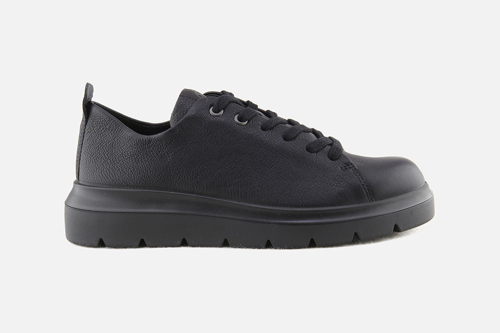 Fully black on sale sneakers