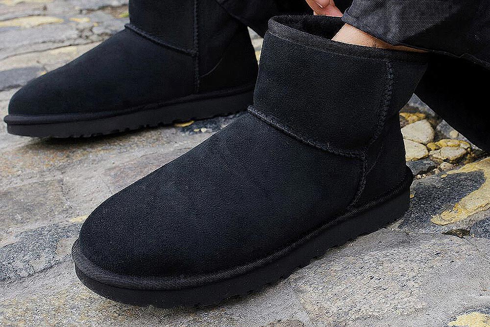 UGG CLASSIC MINI SUEDE BLACK Boots sur labotte